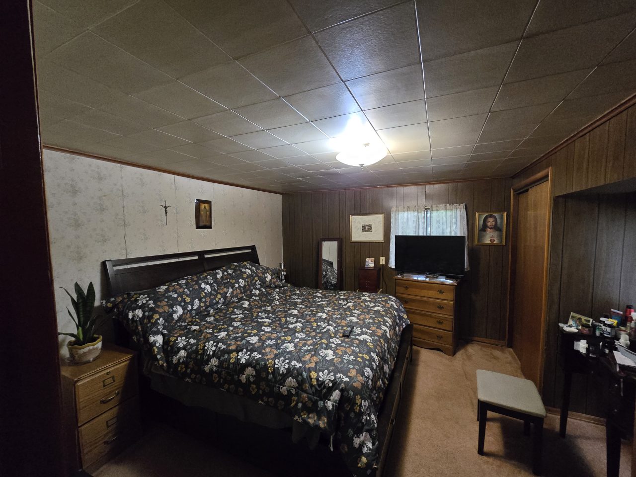 Picture of bedroom before remodel